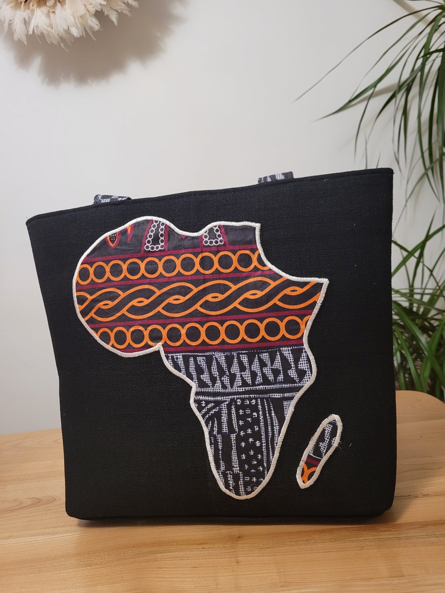 Sac caba bimatière noir avec map Afrique sur le recto.