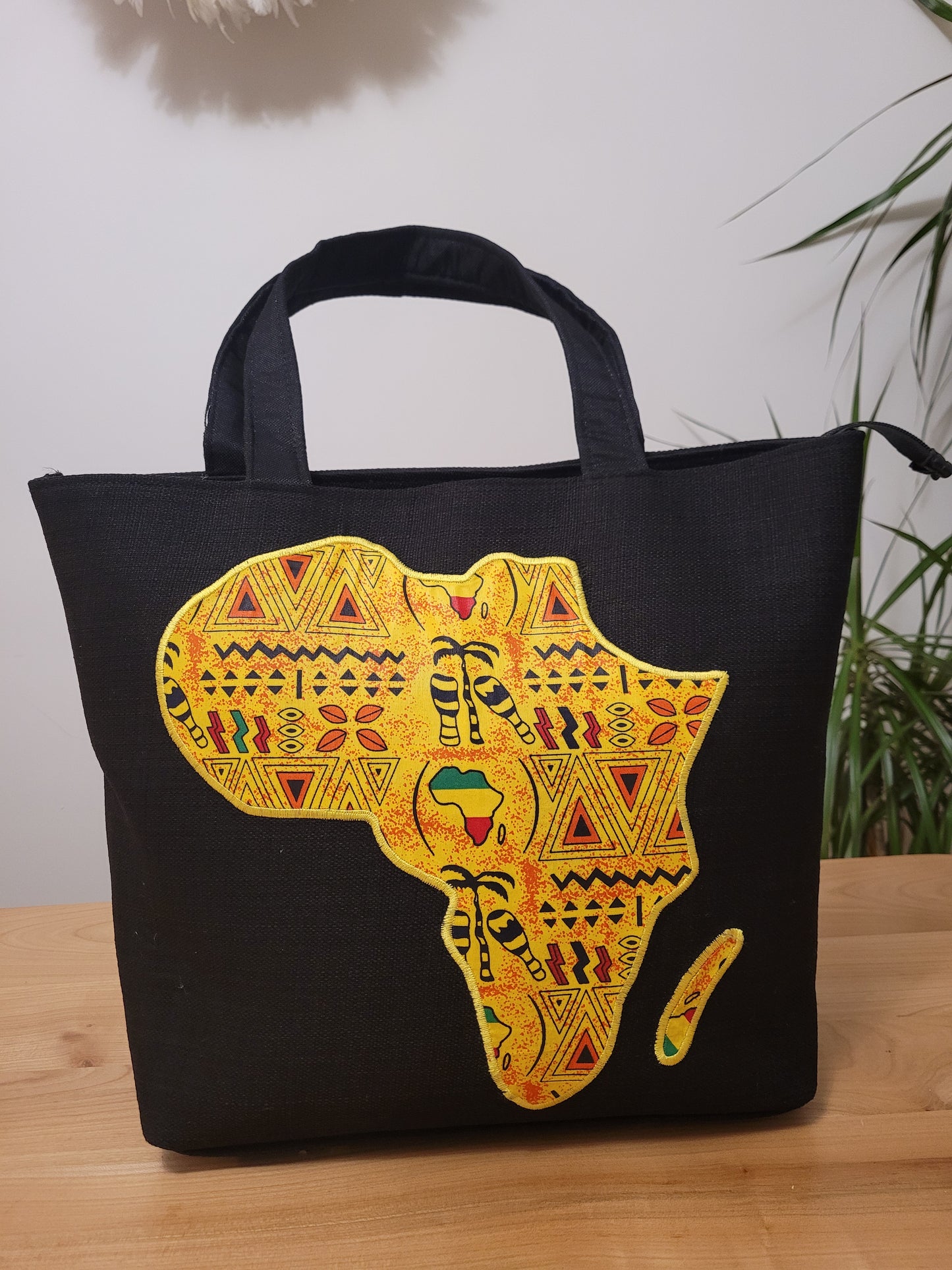 Sac caba bimatière noir avec map Afrique sur le recto.