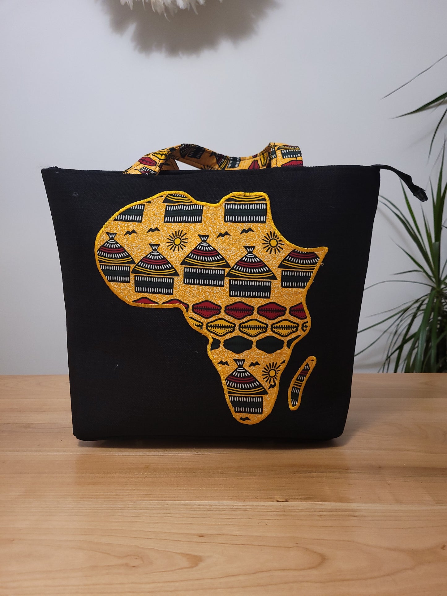 Sac caba bimatière noir avec map Afrique sur le recto.