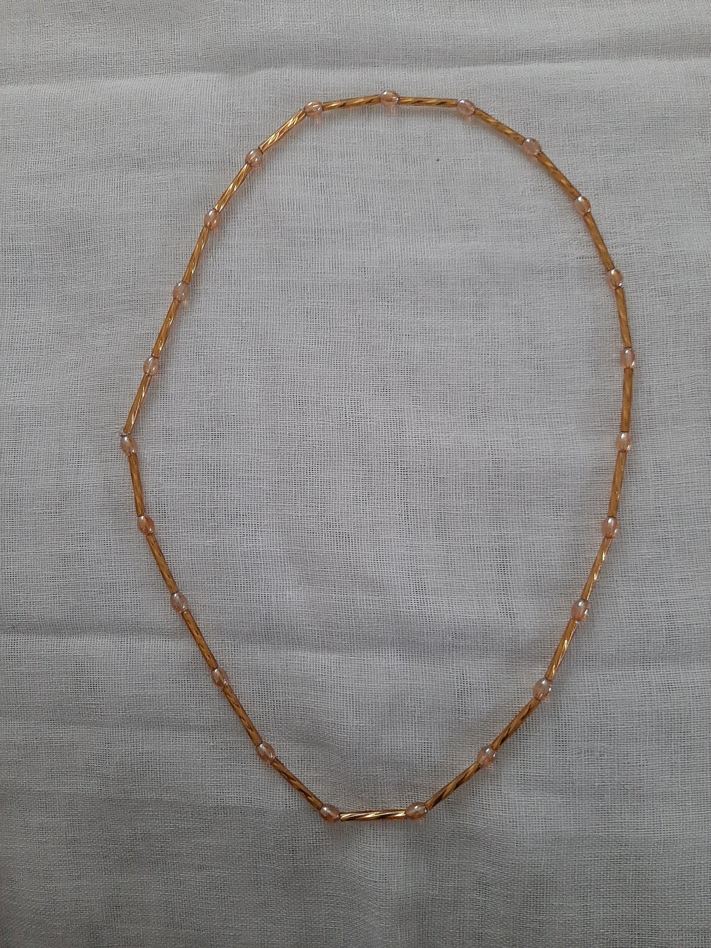 Collier de perles rose de verre recyclés