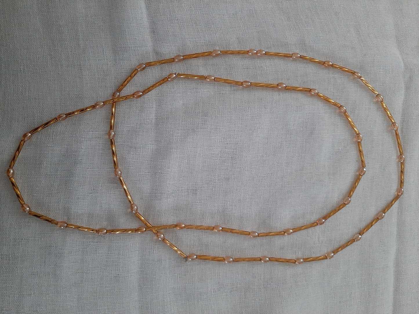 Collier de perles rose de verre recyclés