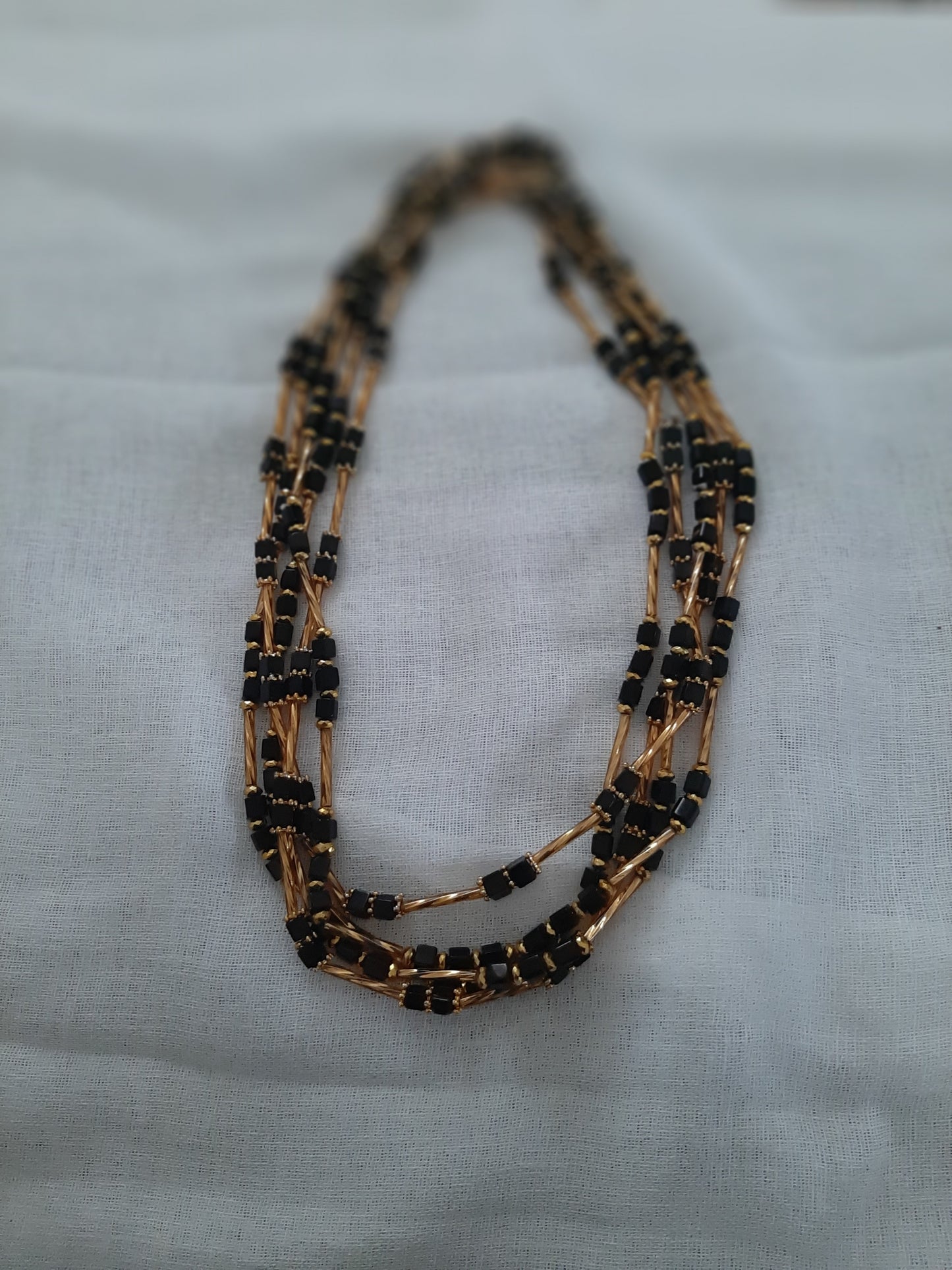 Collier de perles de verre recyclés couleur or