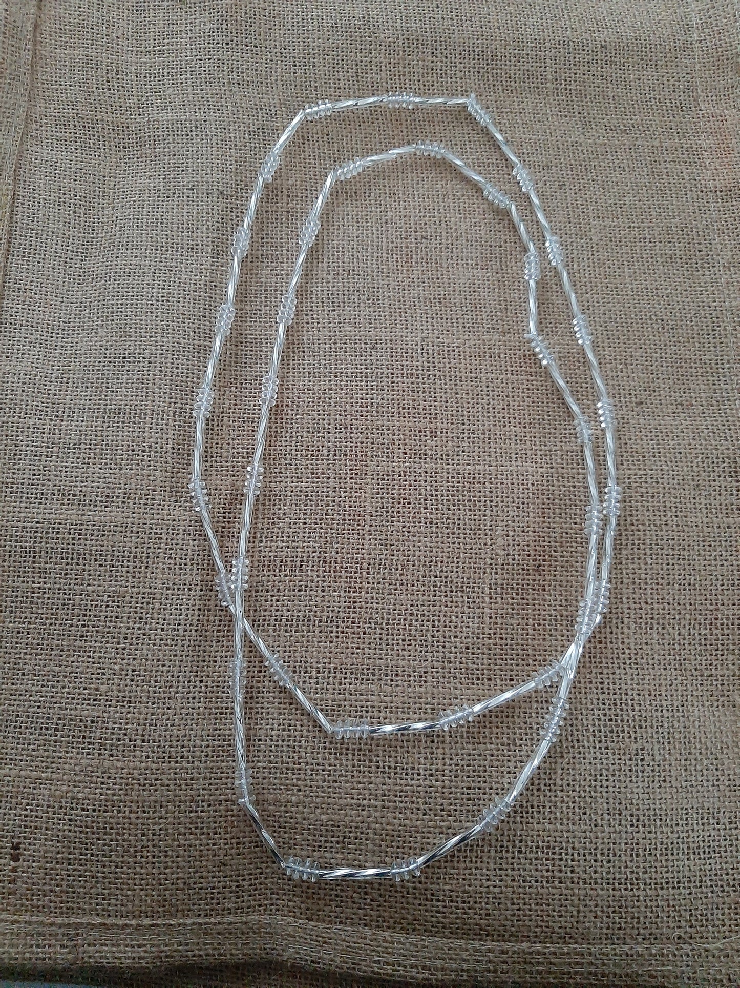 Collier de perles de verre recyclés couleur noire et or