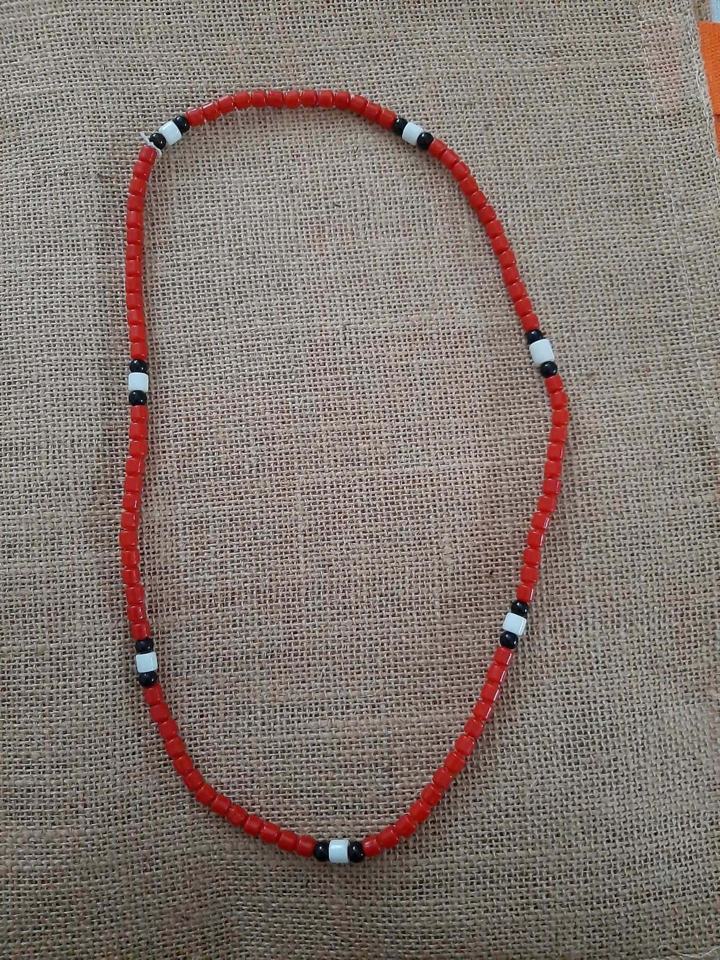 Collier de perles de verre fait au Sénégal équitablement