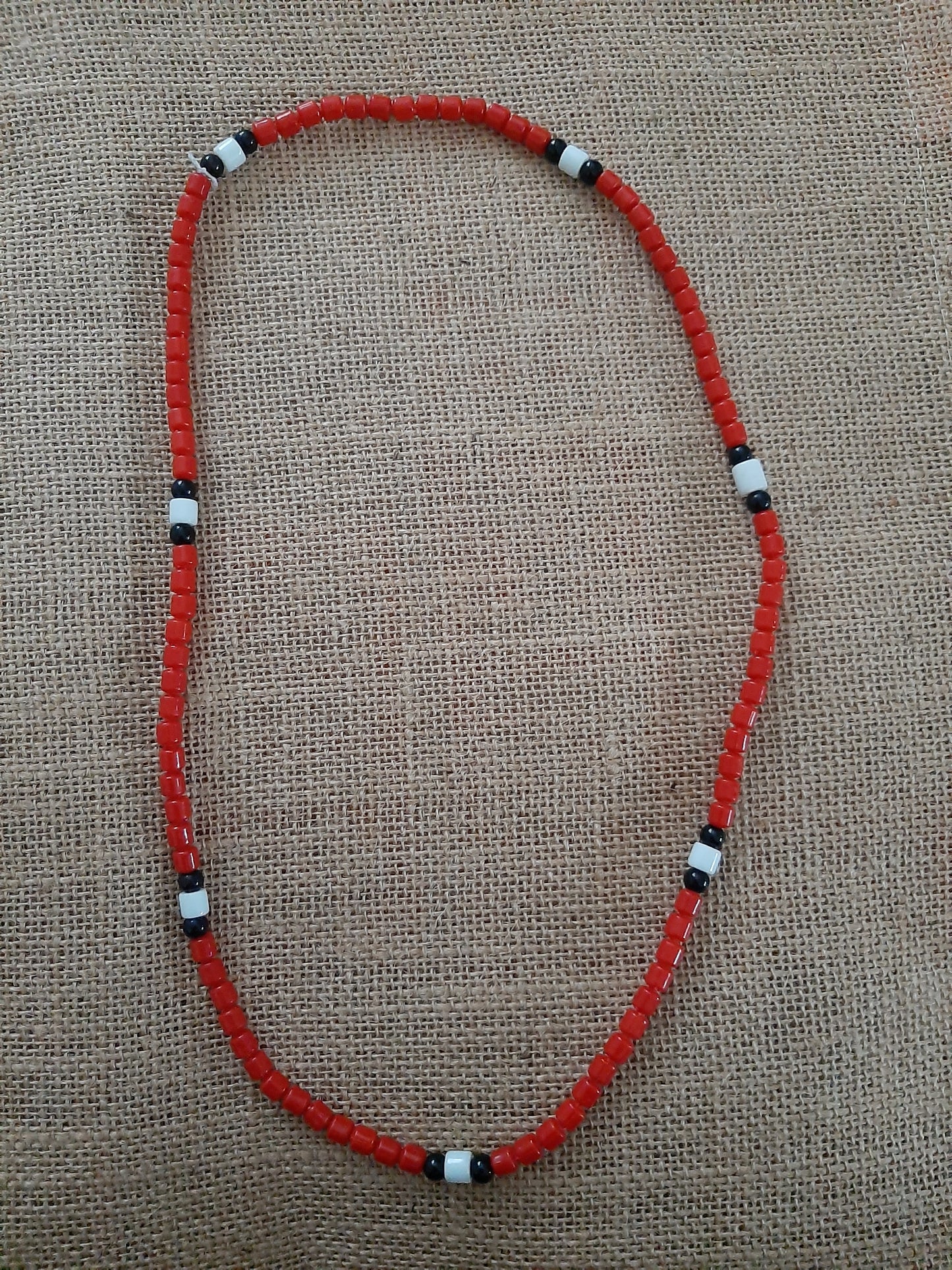 Collier de perles de verre fait au Sénégal équitablement