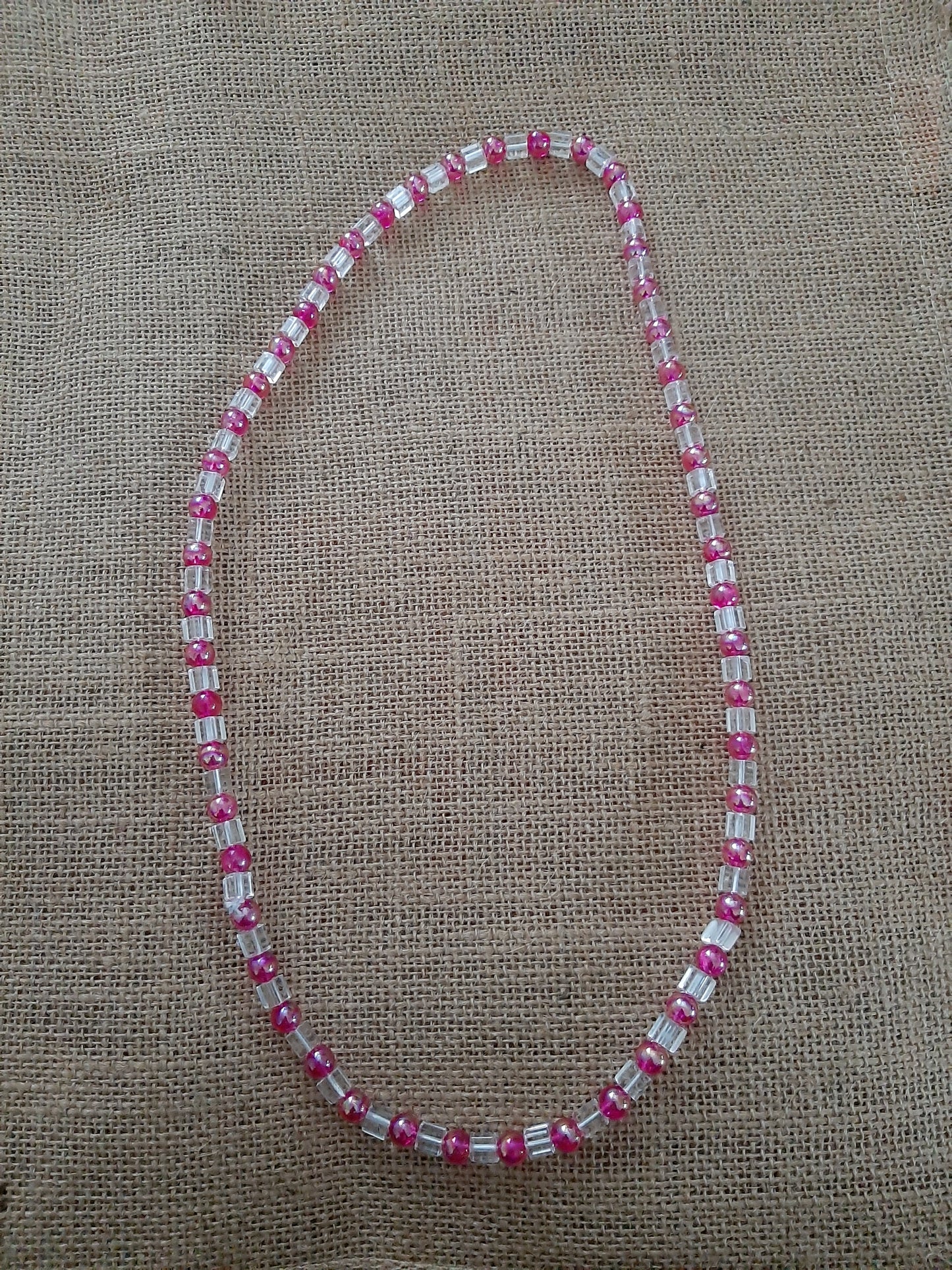 Collier rose de perles de verre fait au Sénégal de manière équitable