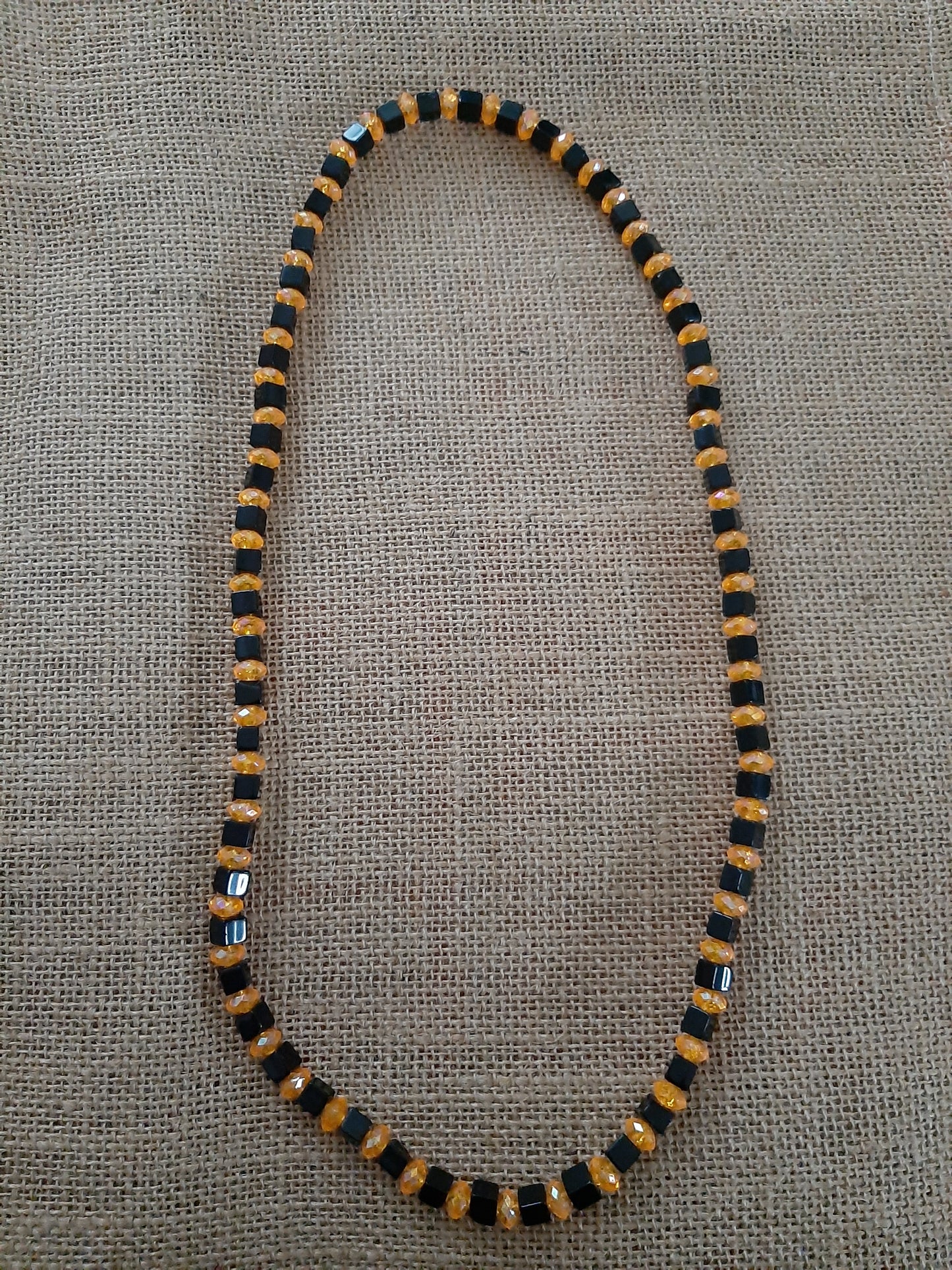 Collier rose de perles de verre fait au Sénégal de manière équitable