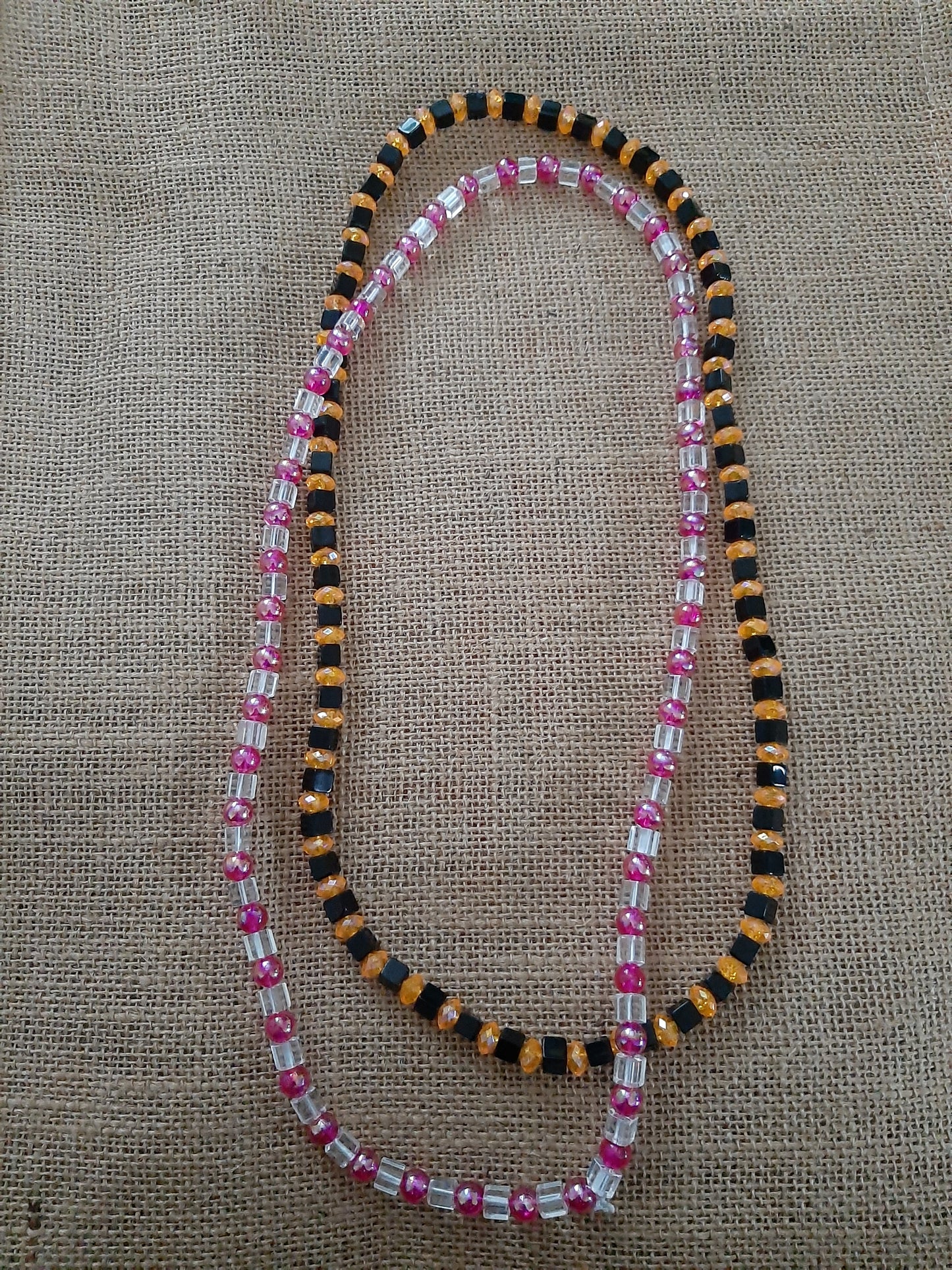 Collier rose de perles de verre fait au Sénégal de manière équitable