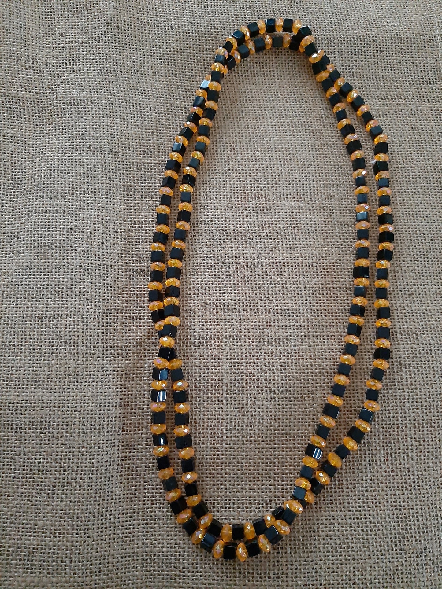 Collier de perles de verre fait au Sénégal commerce équitable