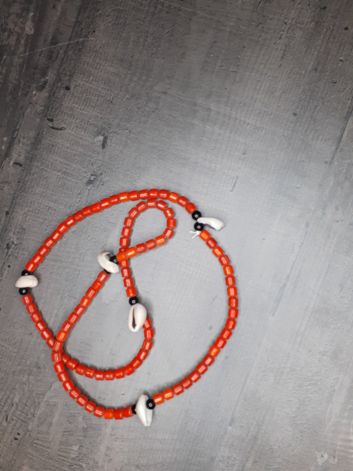 Collier de perles ou baya/binbin couleur rouge avec cauris