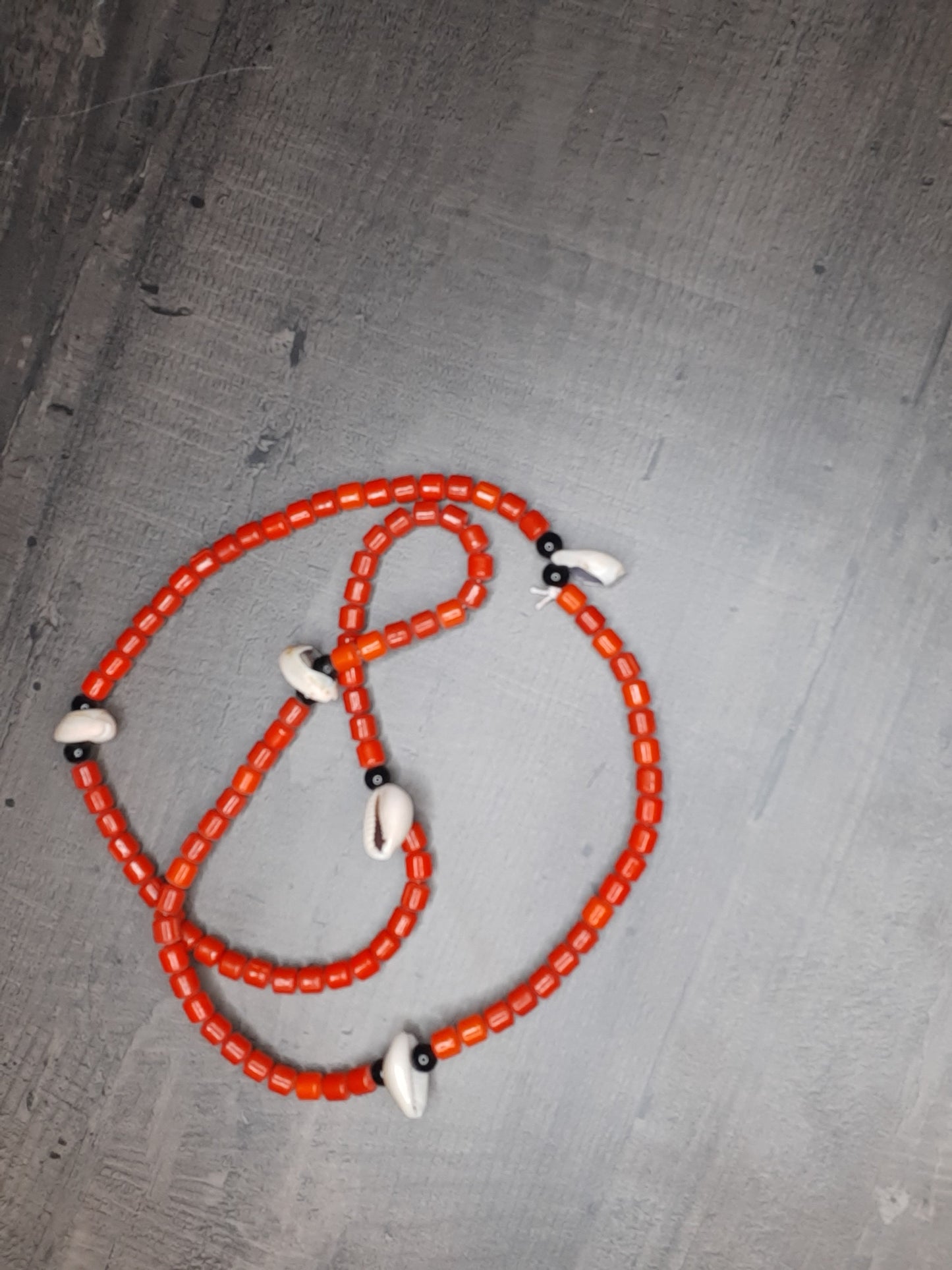 Collier de perles ou baya/binbin couleur rouge avec cauris