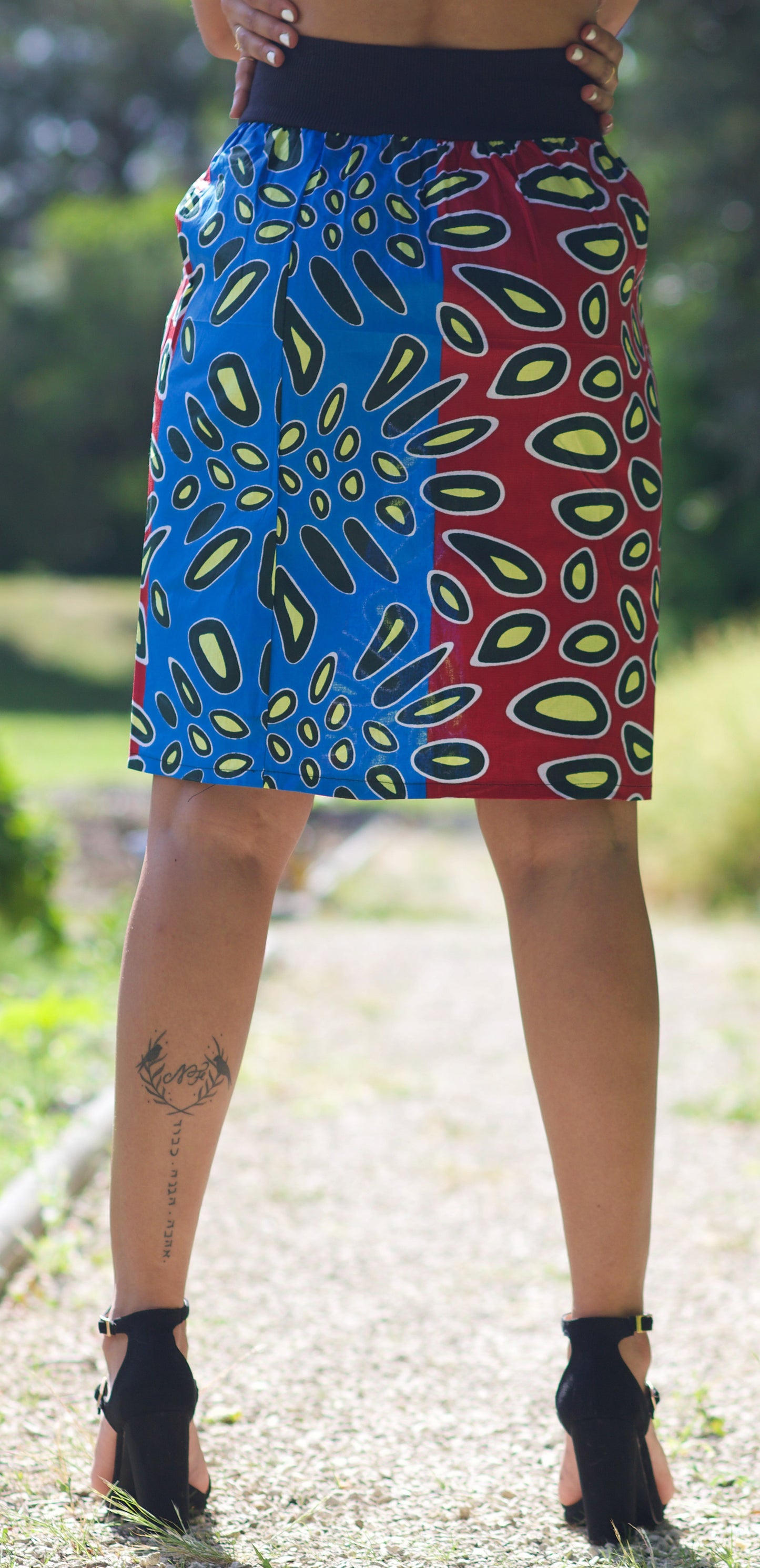 Jupe droite en tissu wax bleu/rouge
