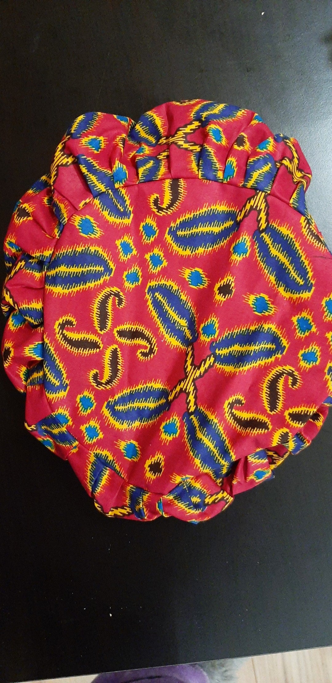 Bonnet fait au Sénégal de manière équitable