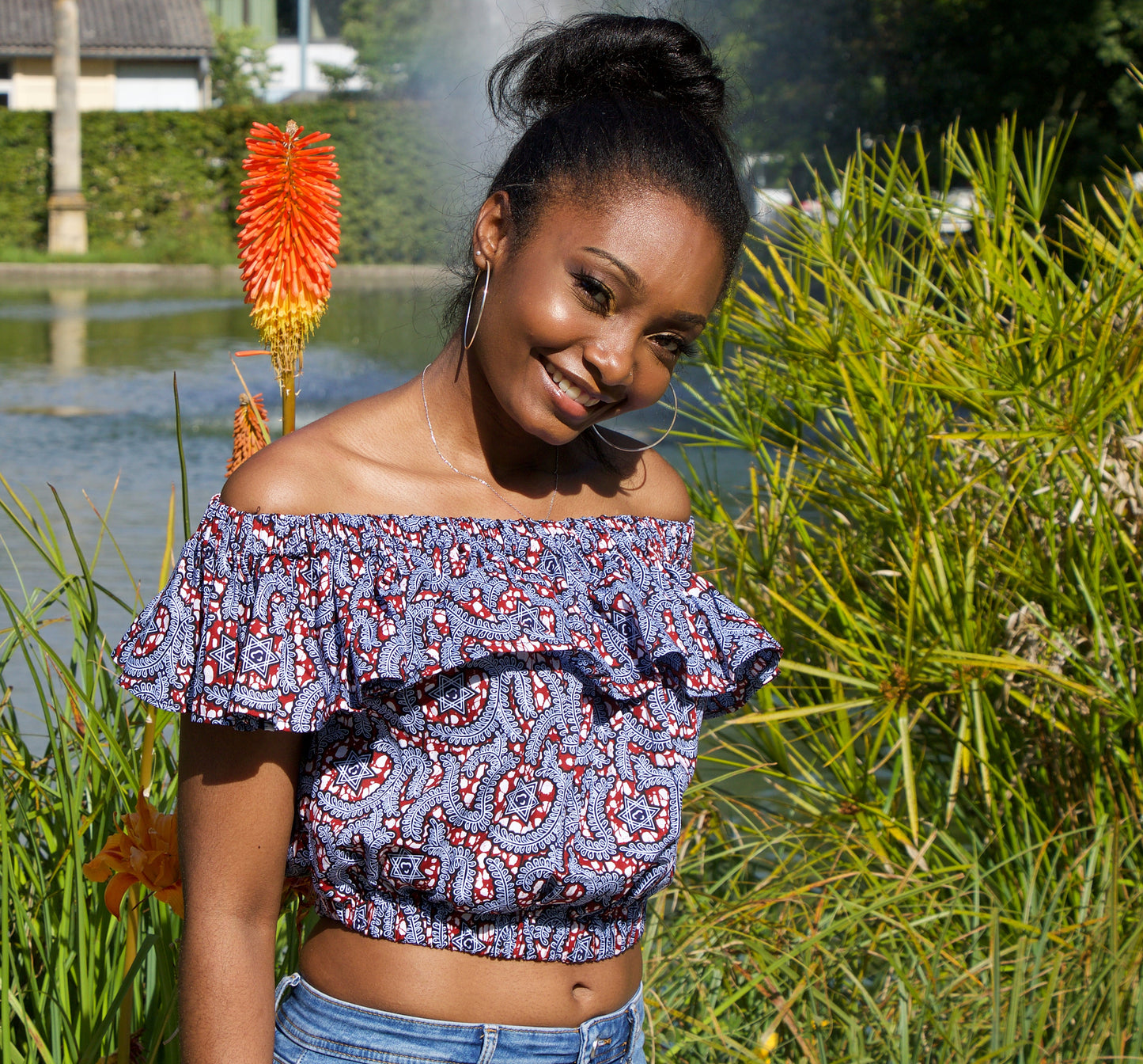CropTop avec un volant – en tissu wax africain bleu/blanc