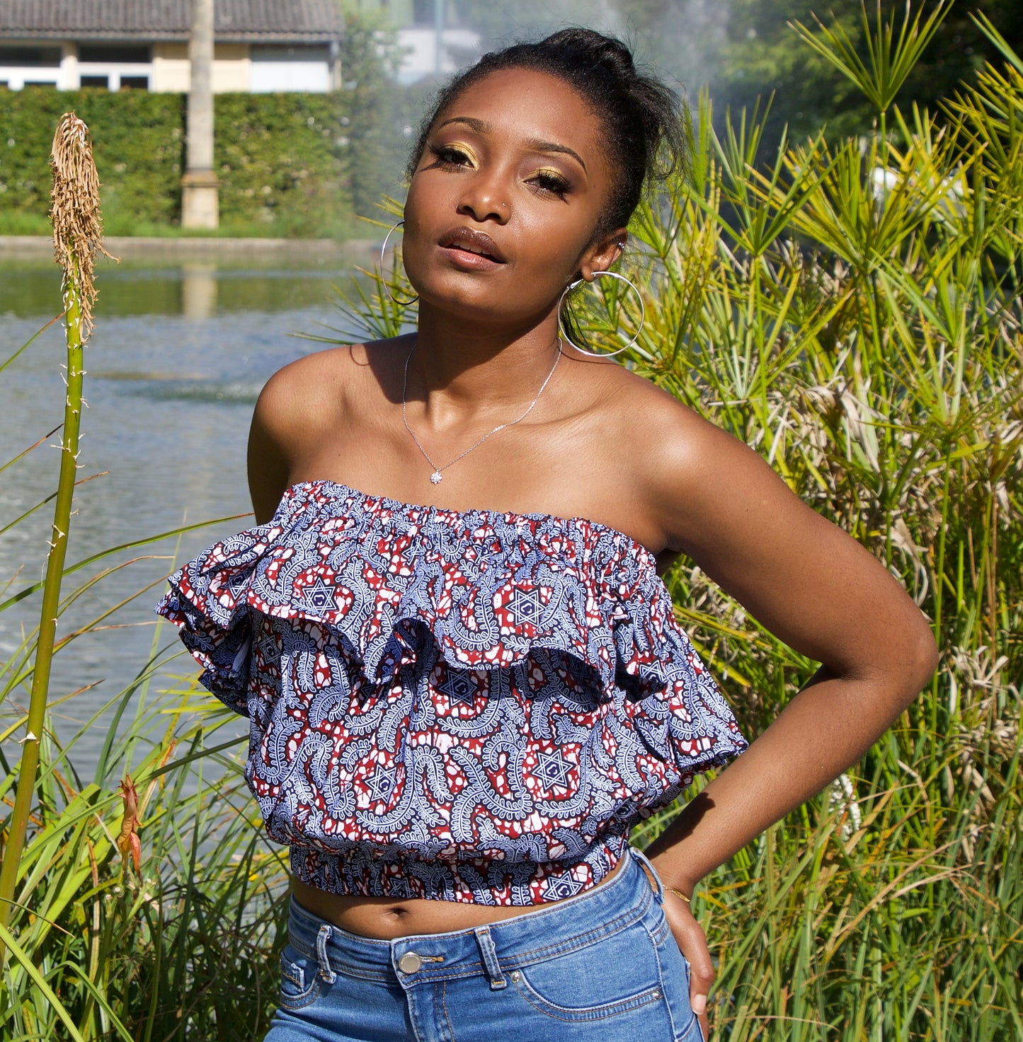 CropTop avec un volant – en tissu wax africain bleu/blanc