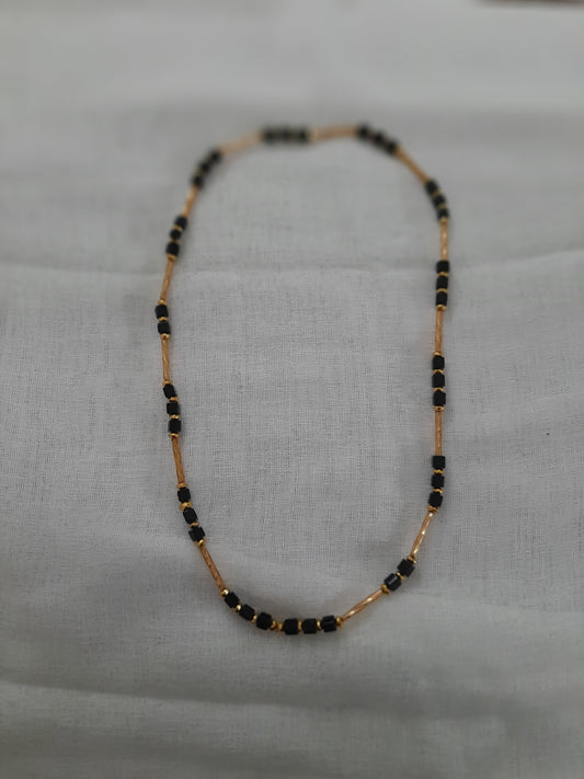 Collier de perles de verre recyclés couleur noire et or