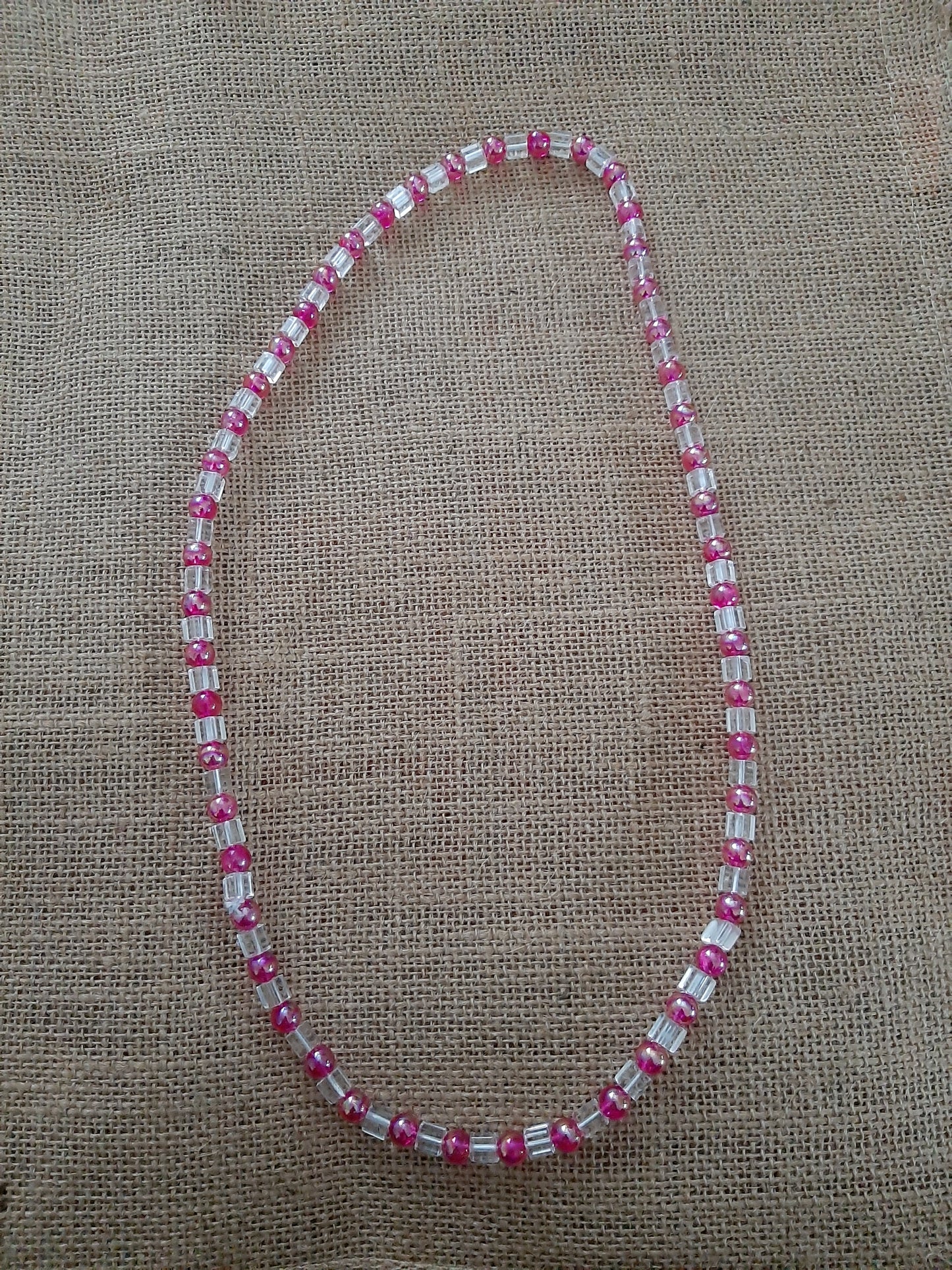 Collier de perles rose de verre recyclés