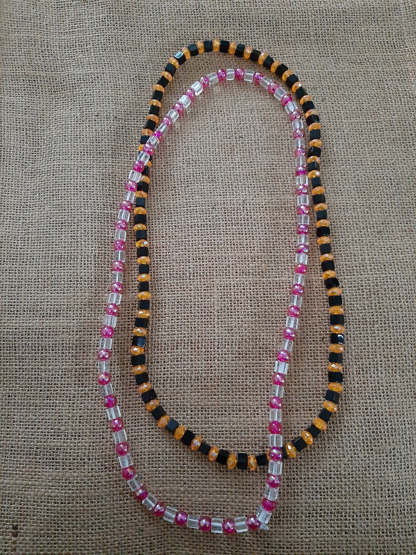 Collier de perles rose de verre recyclés
